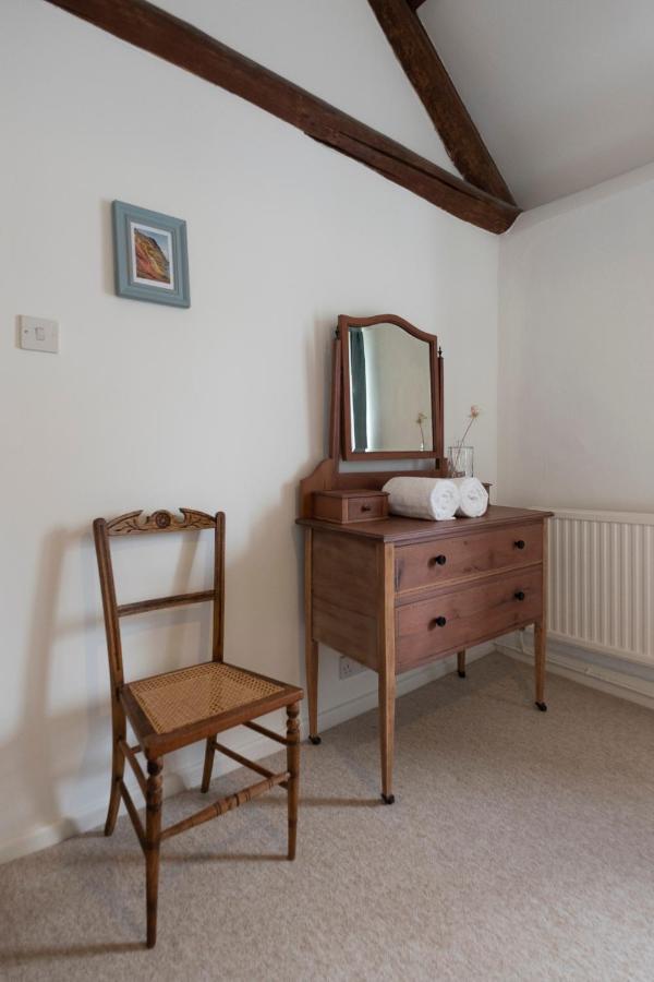 Character In The Heart Of Uplyme. Holiday home *